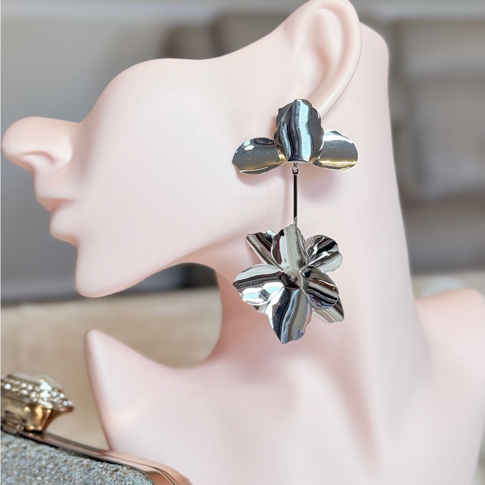 Trendy Metallic Floral Drop Earrings